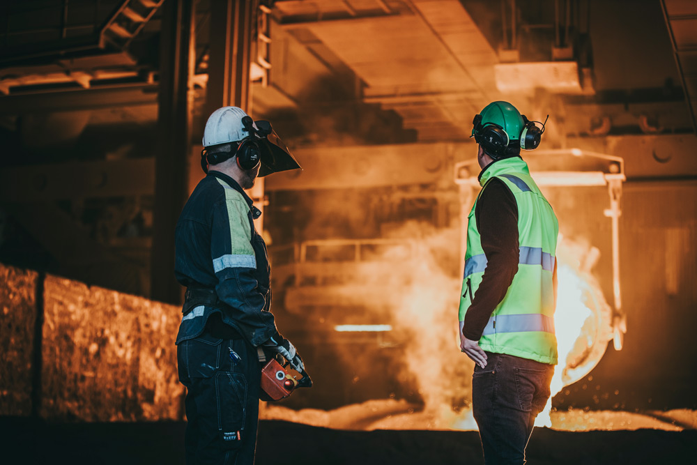 Joakim pratar med kollega på Vargön Alloys