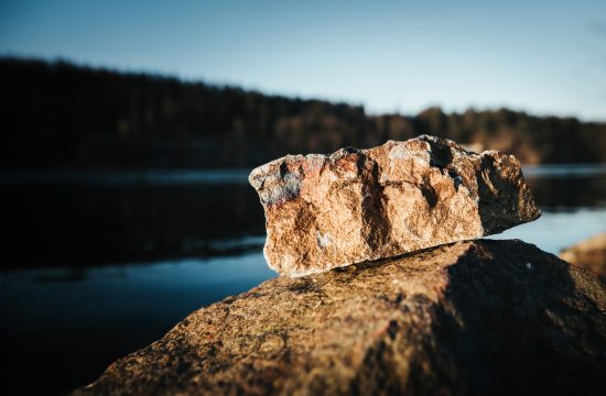 Sten i motljus